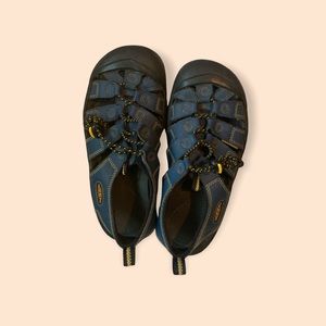 Keens size 3 navy blue boys Newport Sandals